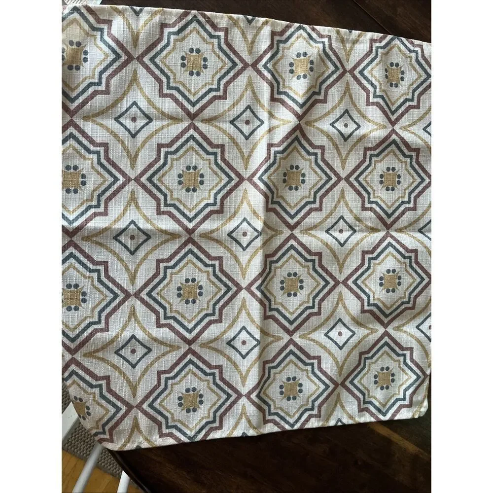 Food Network Year Round Set (4) Polyester Interlocking Geometric Design Napkins